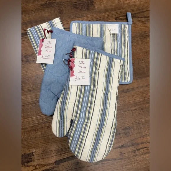 Van Cleef 4 pc Kitchen linen set. Oven mitts/potholder/tea towel. NWT! - Picture 1 of 3